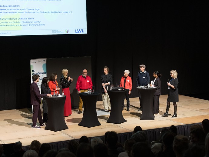 Die Teilnehmer:innen des Podiumsgesprächs (vergrößerte Bildansicht wird geöffnet)