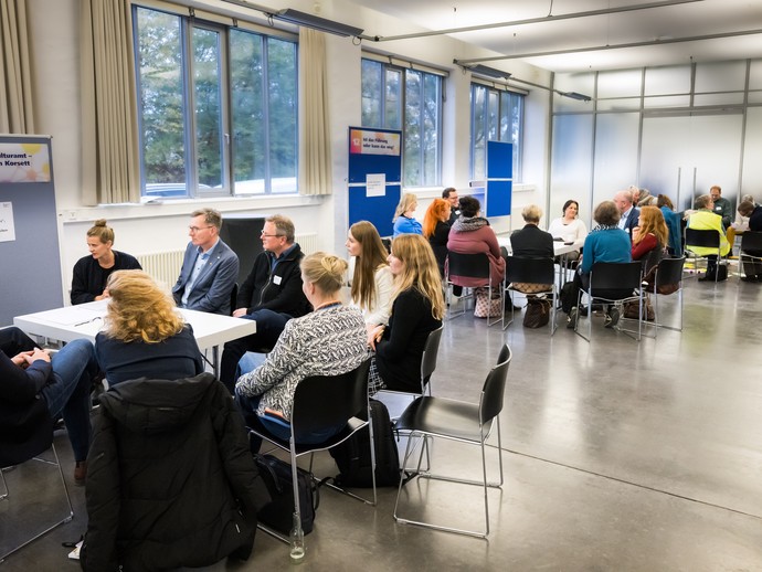 Konferenzteilnehmer:innen bei den Table Sessions (vergrößerte Bildansicht wird geöffnet)