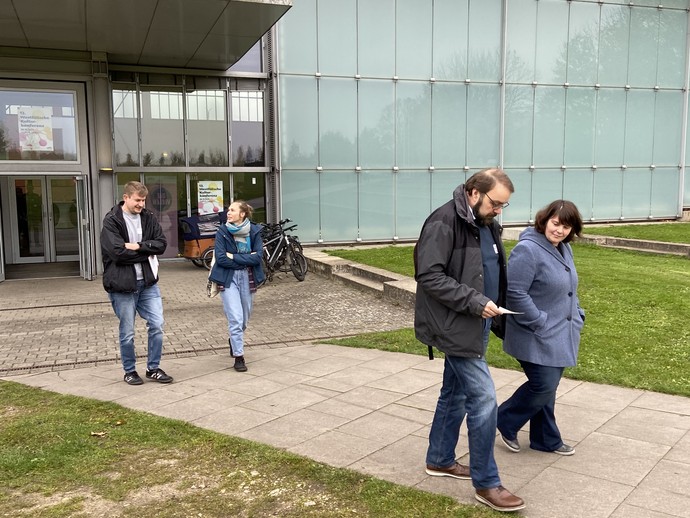 Konferenzteilnehmer:innen beim Programmpunkt Gehspräche (vergrößerte Bildansicht wird geöffnet)