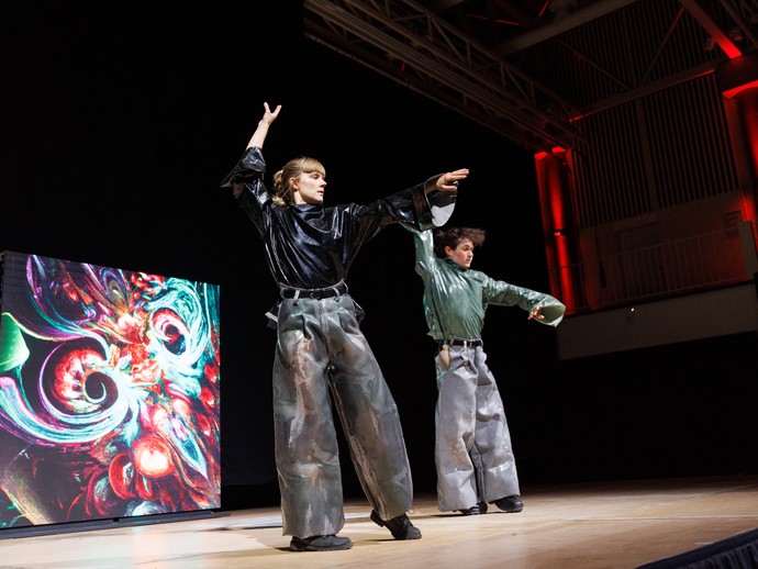 v. l.: Felicia Nilsson und Misha Ostenrath bei der Performance "Precious Camouflage. The Code" (vergrößerte Bildansicht wird geöffnet)