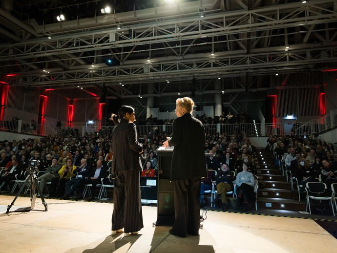 v. l.: Prasanna Oommen und Ina Brandes MdL (vergrößerte Bildansicht wird geöffnet)