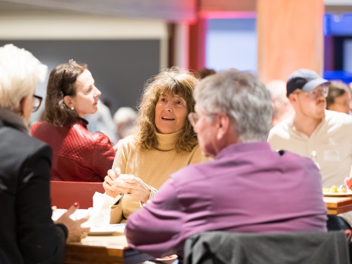 Menschen unterhalten sich in der Mittagspause (vergrößerte Bildansicht wird geöffnet)