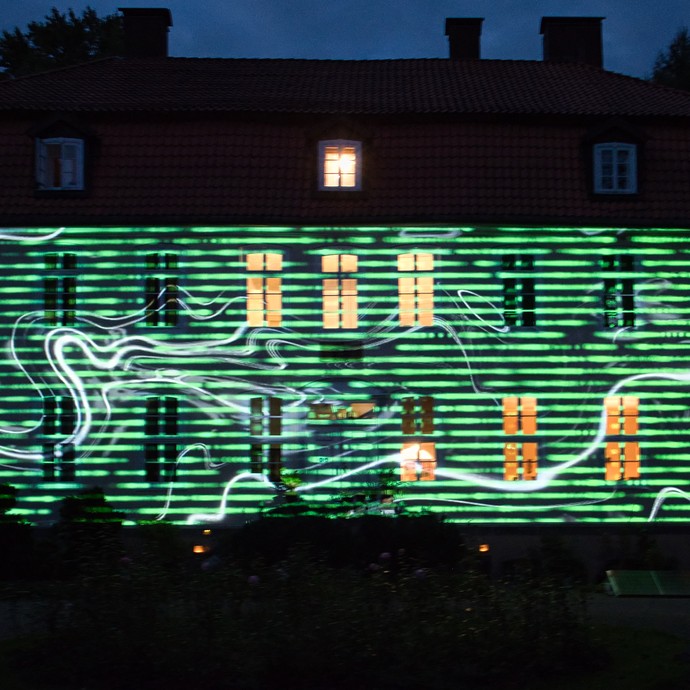 Lichtkunst - Das beleuchtete Wasserschloss Reelkirchen von außen (vergrößerte Bildansicht wird geöffnet)