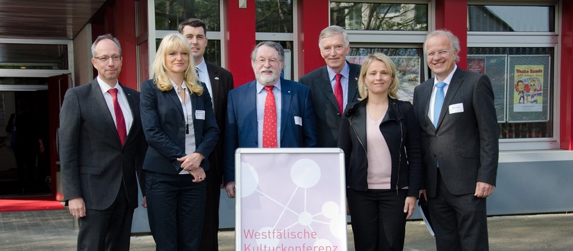 Gruppenbild der VIPs der Konferenz mit Ehrengast Verena Bentele (2. v. re.)